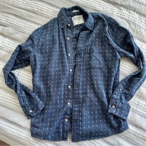 A&F soft denim patterned muscle button up